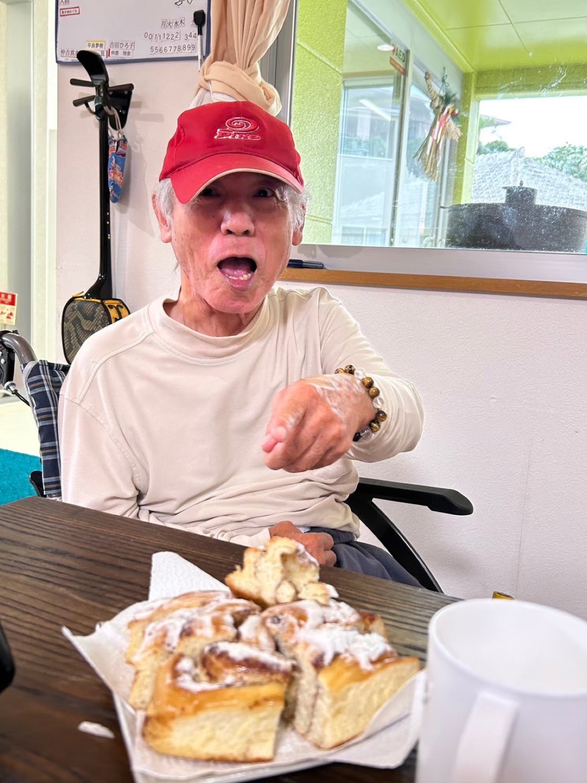 利用者が焼き菓子を前にテーブルに着いている様子